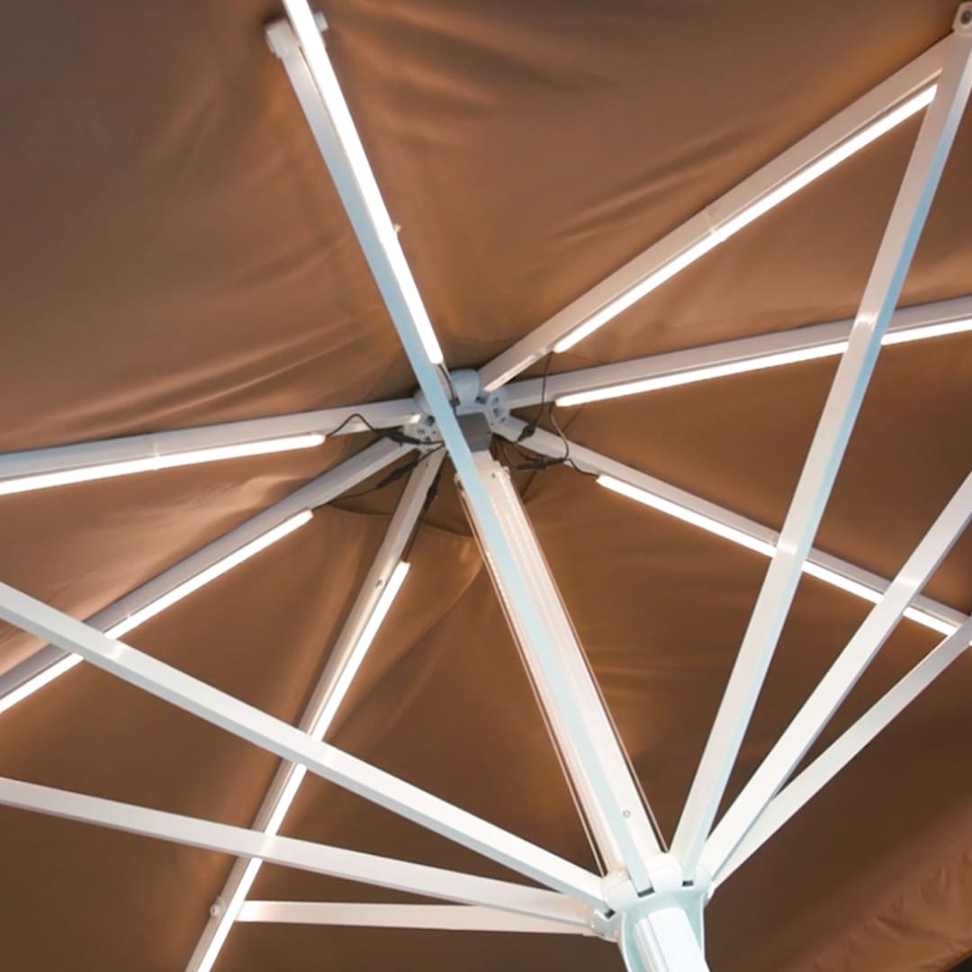 Parasolldetalj med LED-belysning