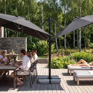 Terrassparasoll vid huset på terrassen