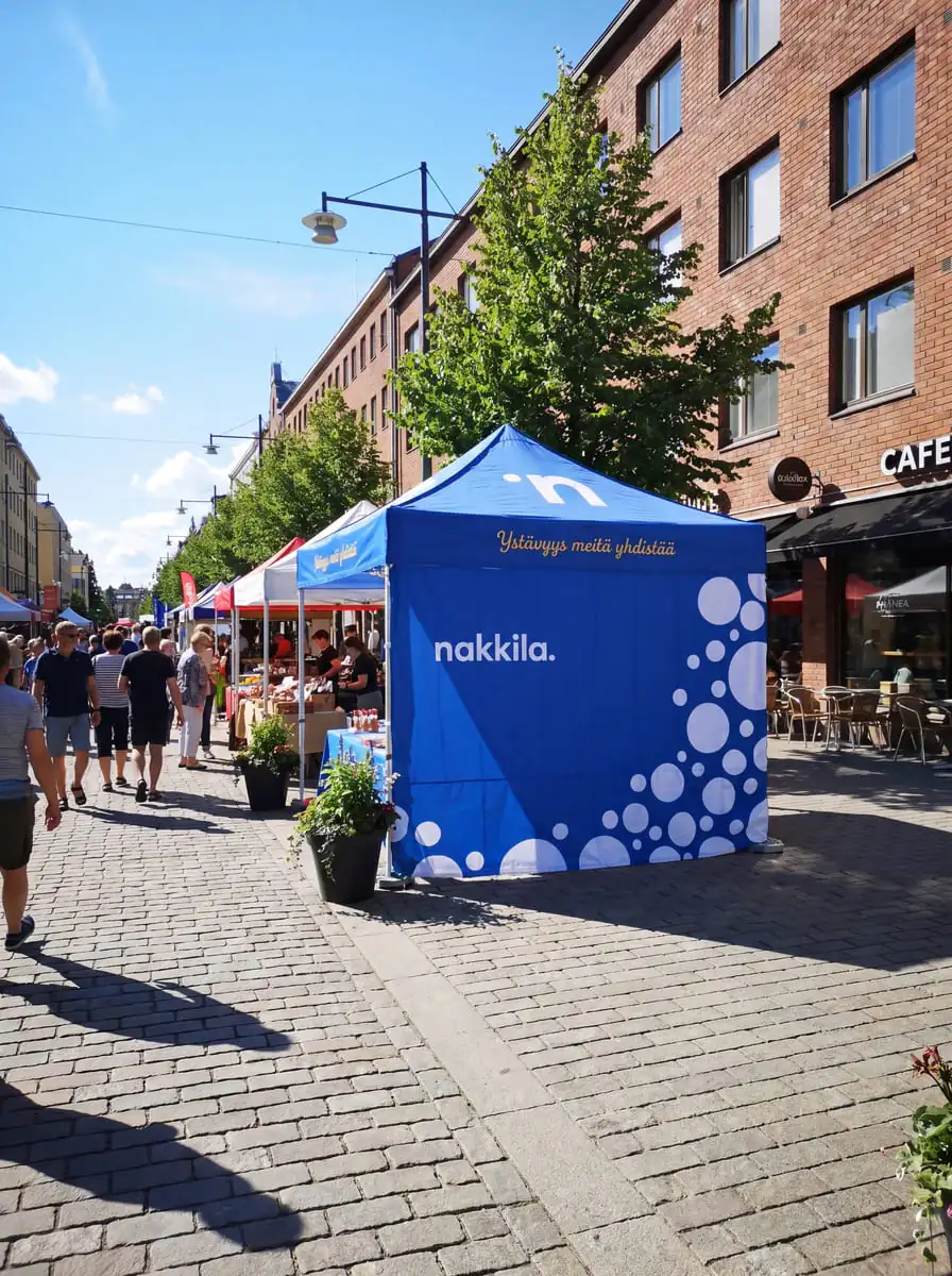 blå nakkila-tält markkinoilla katuympäristössä, med näkyy valkoisia pisteillä koristeltuja