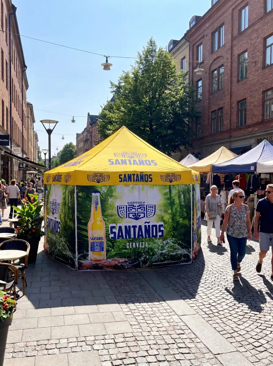 Gult reklamtält för Santaños ölbutikspatent på gatumarknad omgiven av människor