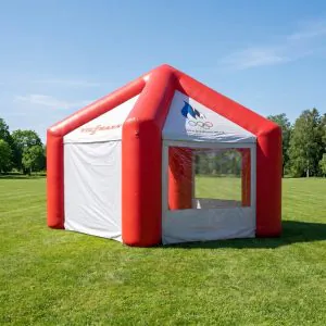 Rött reklamtält med uppblåsbar ram på sommarplan, Viessmann- och olympialogotyp